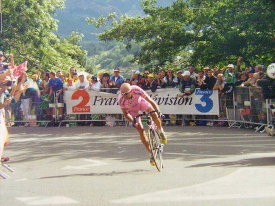 Marco Pantani cornering during the 2000 Tour de France