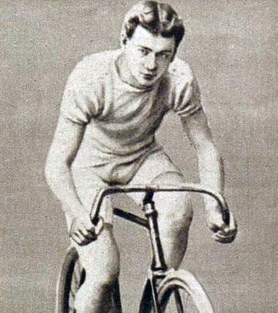 Albert Champion in racing clothes leaning over the handlebar of his bicycle