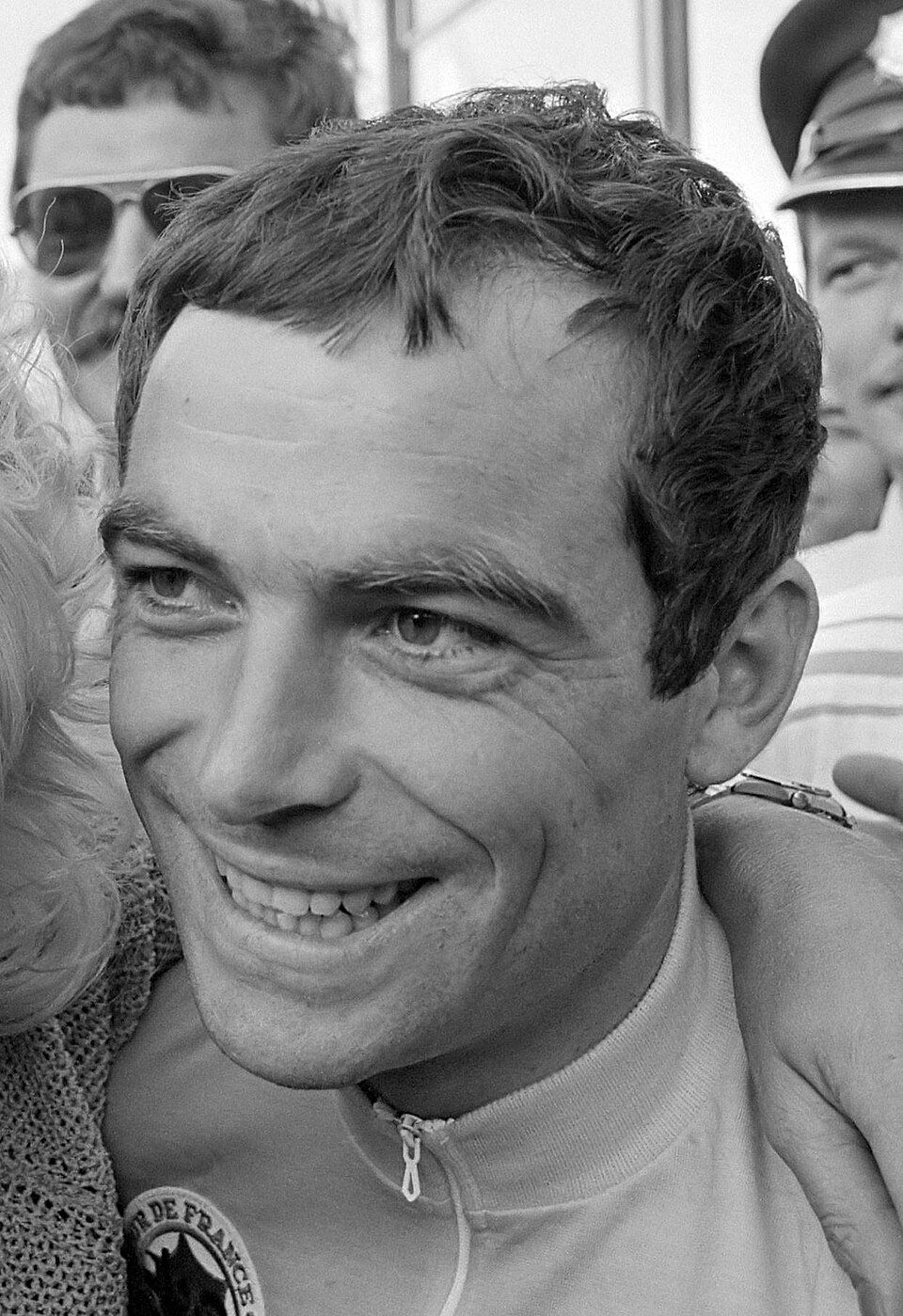 Billede til historien When Hinault rode into a workers’ protest