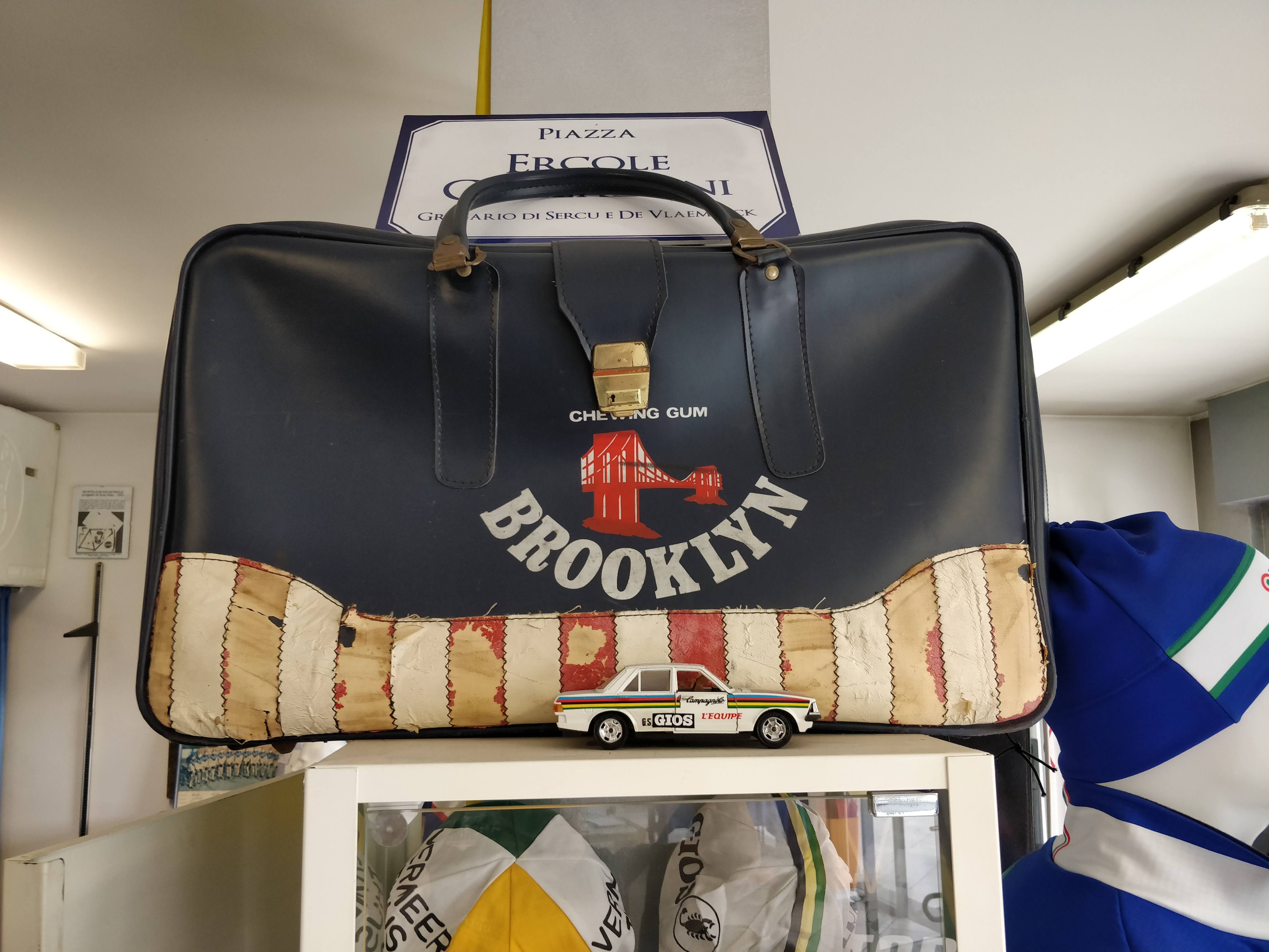 Dark Brooklyn team bag with stars and stripes