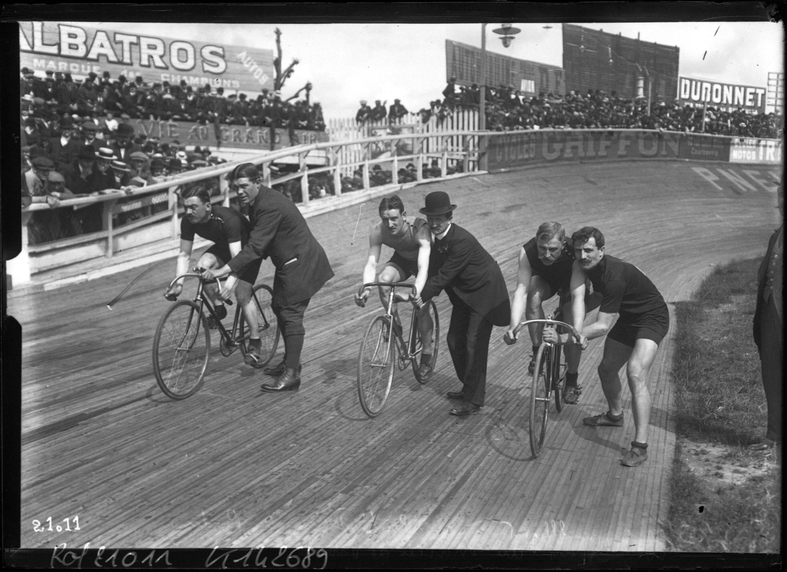 Billede til historien Three men held at the start on the Buffalo track