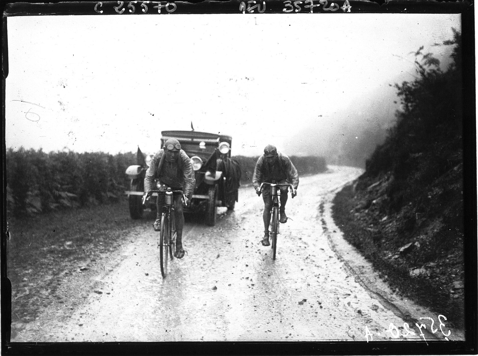 Billede til historien When the Tour had to pay the taxi fare