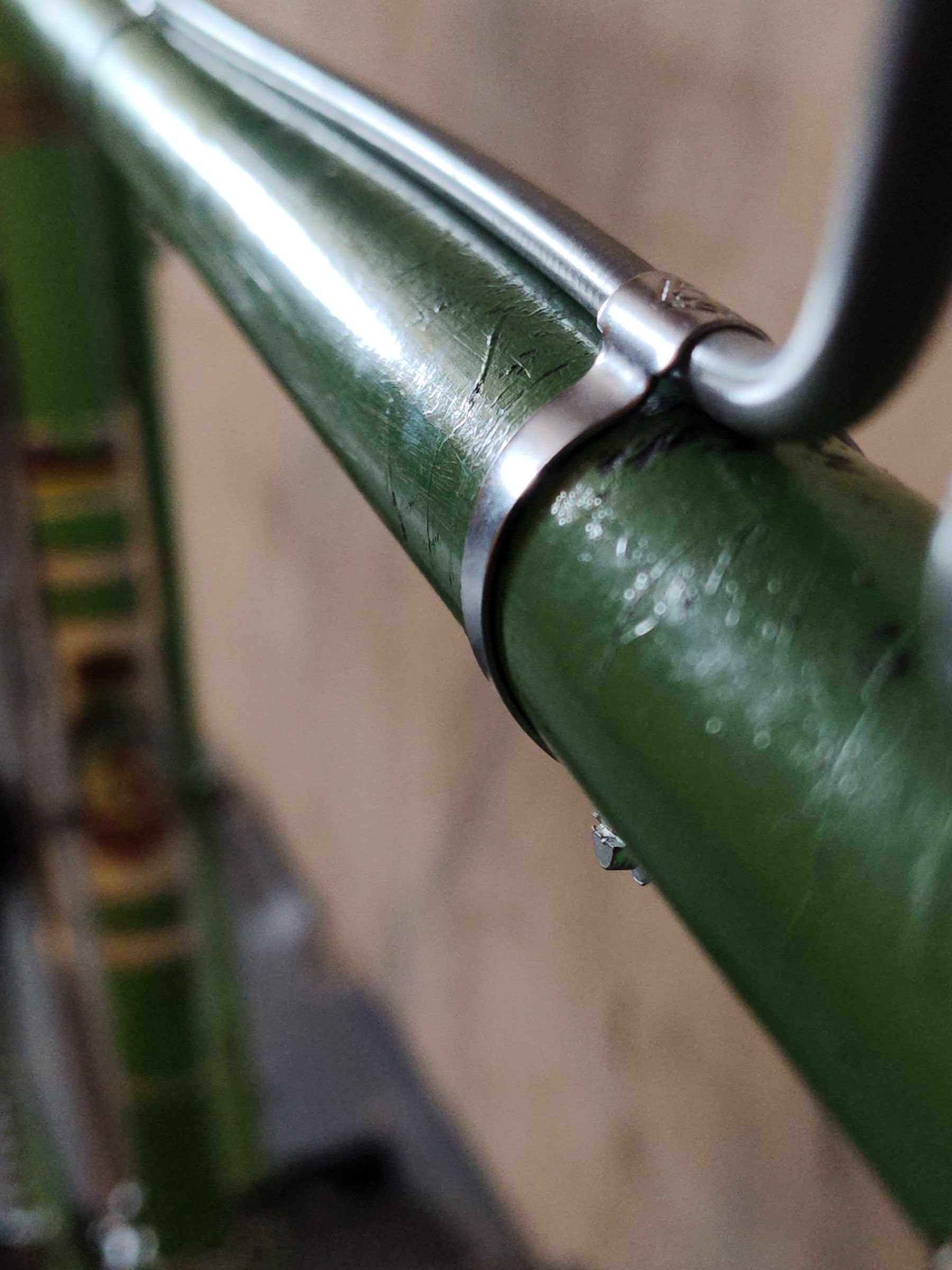 Metal cable guide on the top tube of the green Schrøder racer