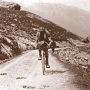 Eugène Christophe går med sin cykel over Galibier under Tour de France 1912