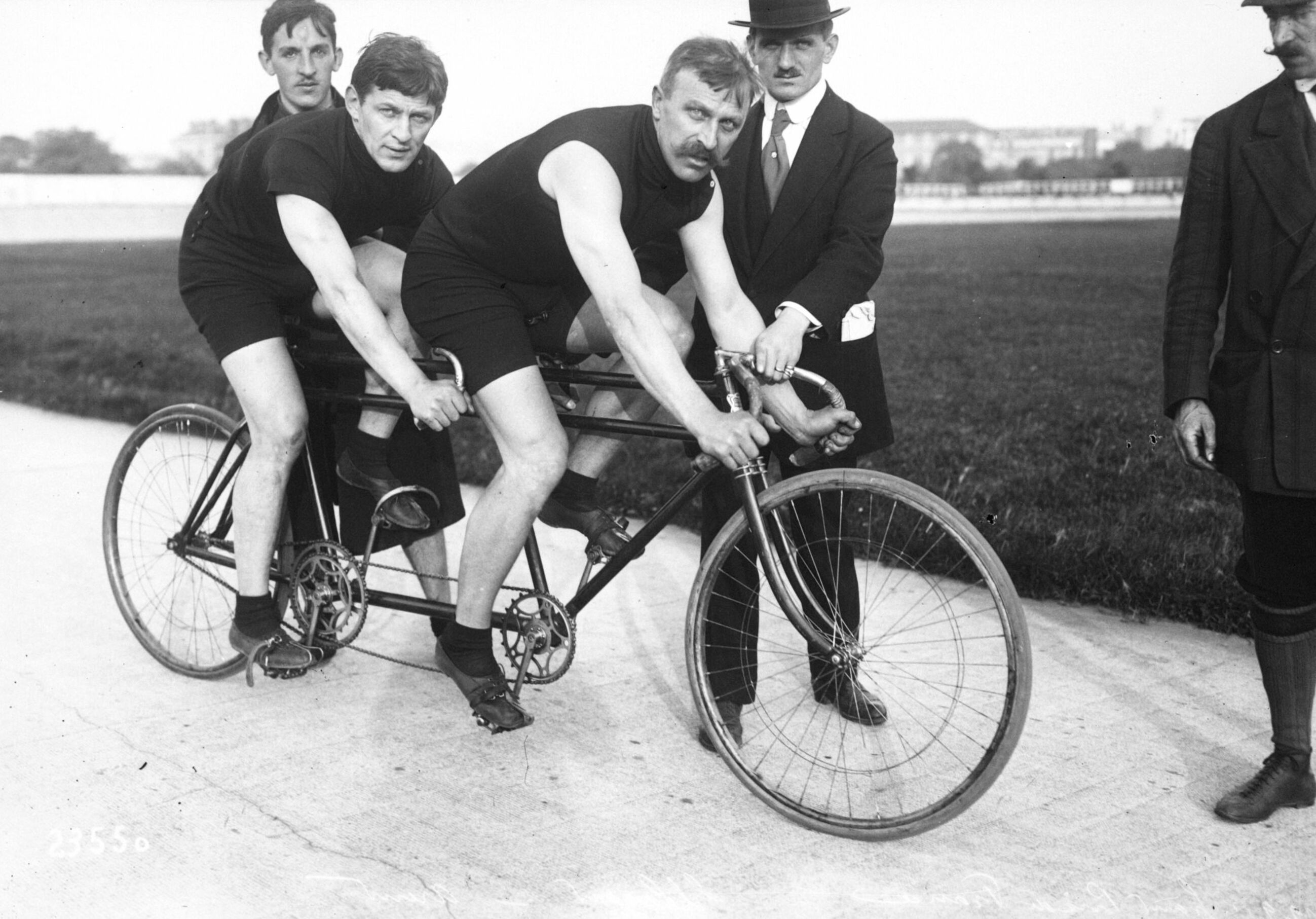 Thorvald Ellegaard and Willi Arend sitting on a tandem at the Grand Prix de France in September 1912