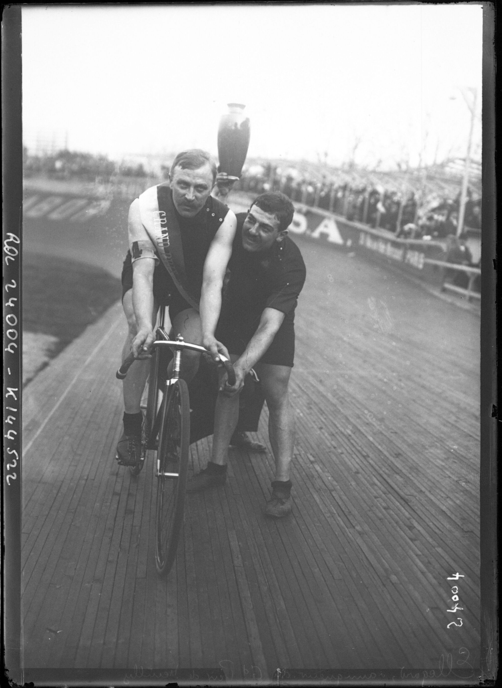 Thorvald Ellegaard on his bicycle after winning the Grand Prix de Neuilly at Buffalo in October 1912