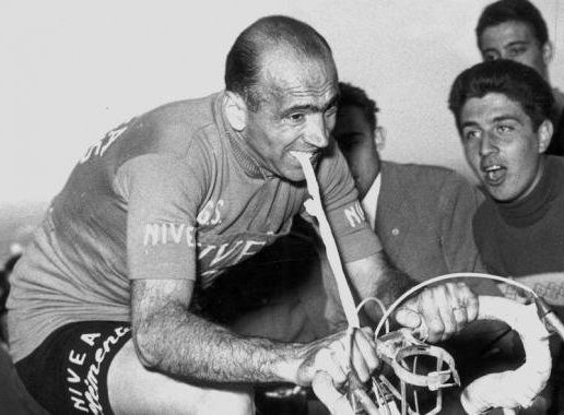 Billede til historien When Magni bit an inner tube to stay in the Giro