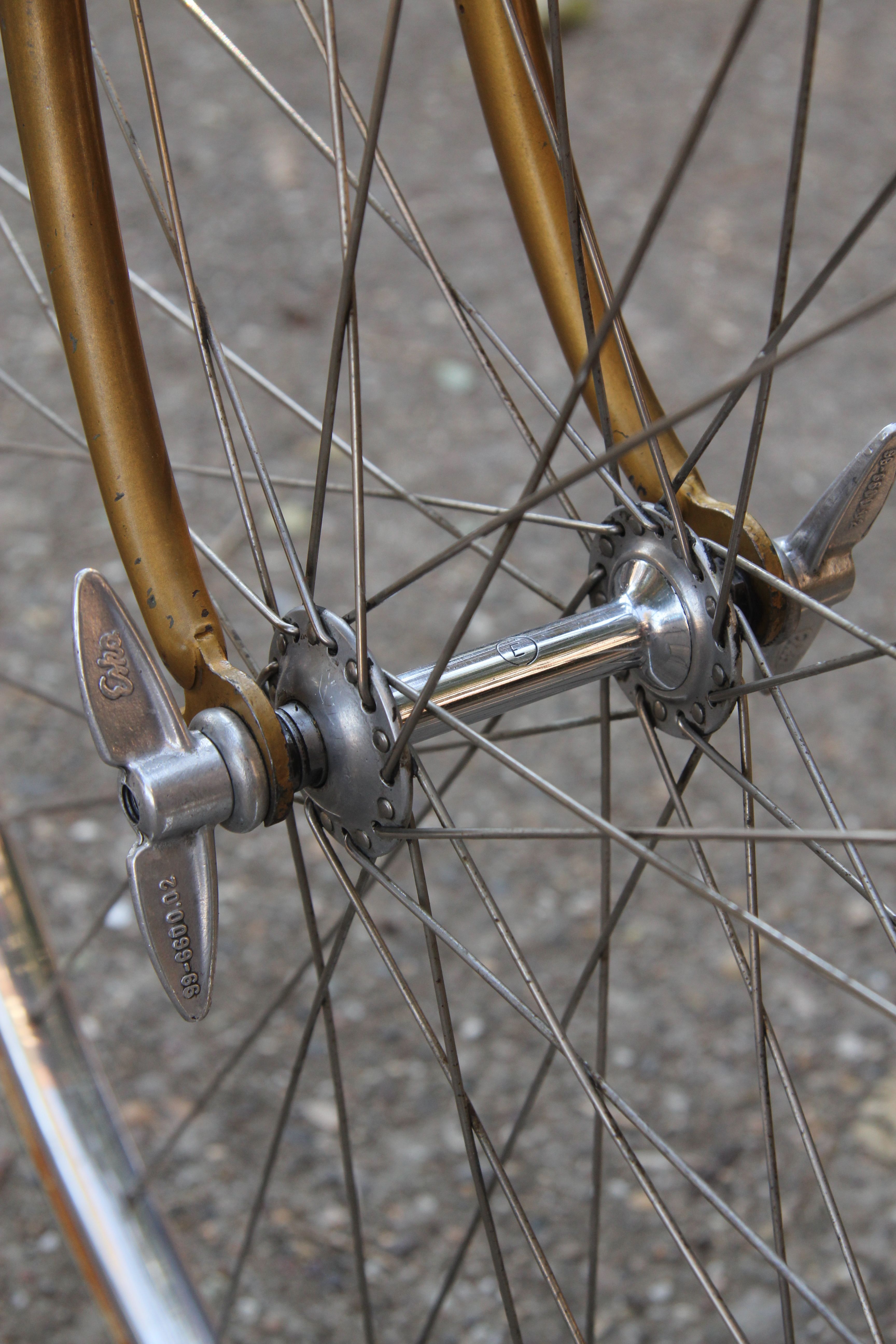 Chromed front hub with wing nuts