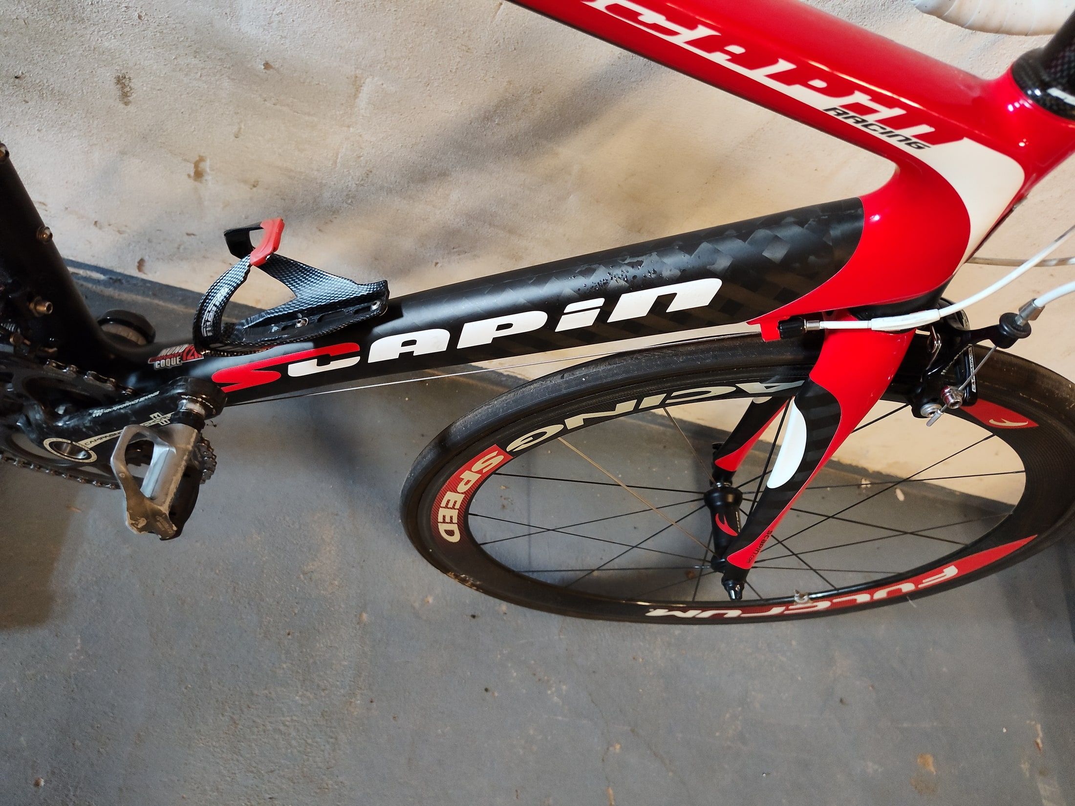 Scapin K6 carbon frame and deep Fulcrum front wheel seen from the side