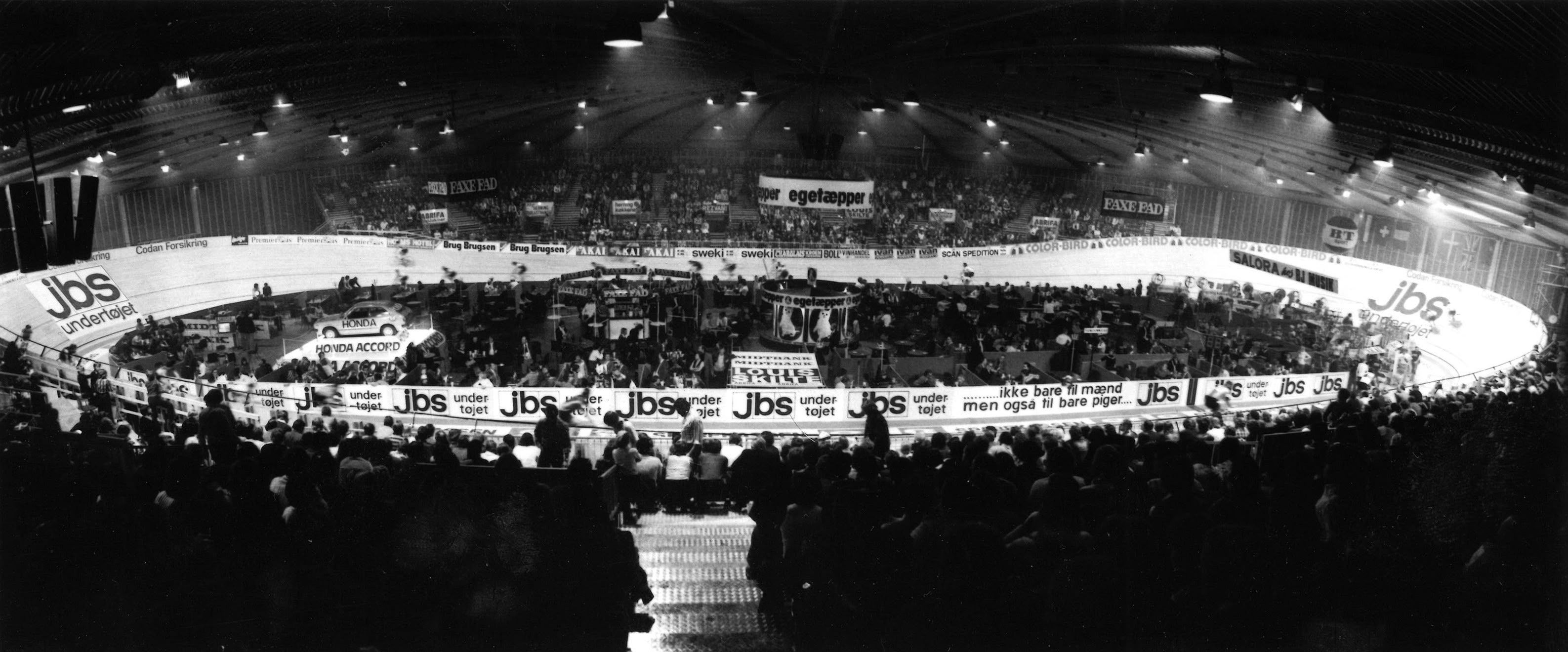 Panoramic view of the wooden track and crowd at a later Herning Six-Day