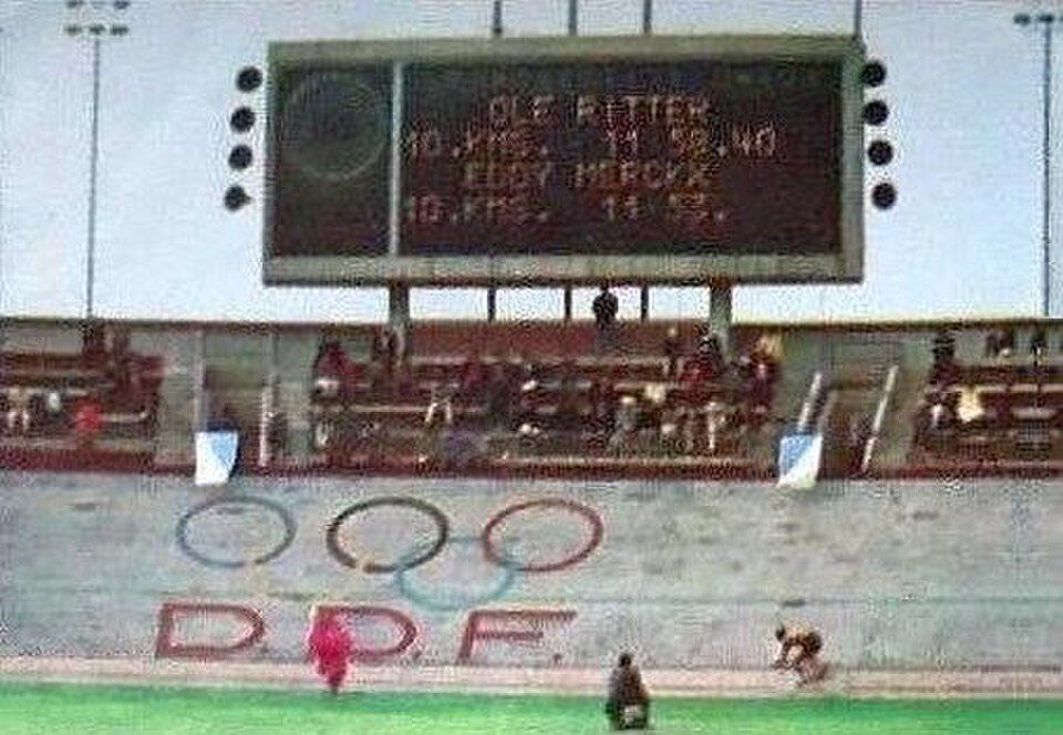Eddy Merckx kører på den olympiske velodrom i Mexico City under timerekordforsøget i 1972