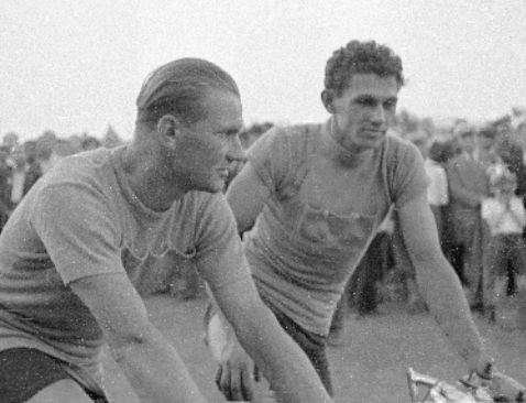 Billede til historien The Peace Race – two pelotons going opposite ways
