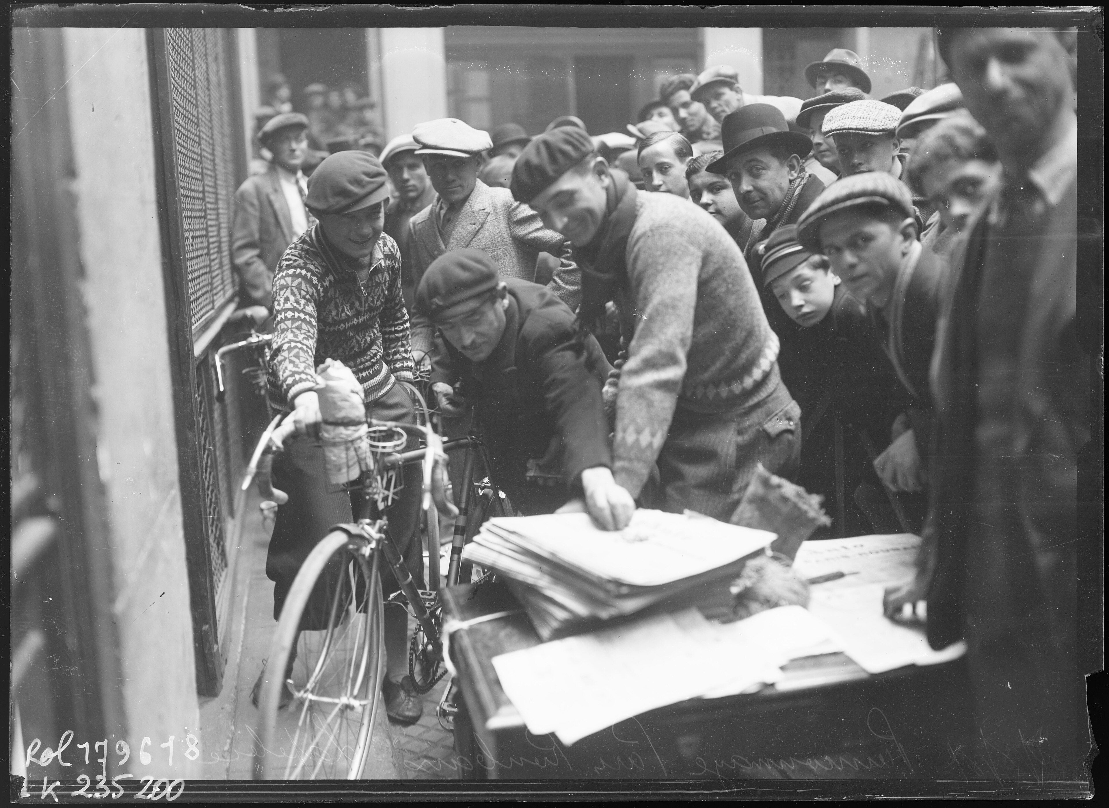Billede til historien The spectator's bicycle that cost Lapébie Paris–Roubaix