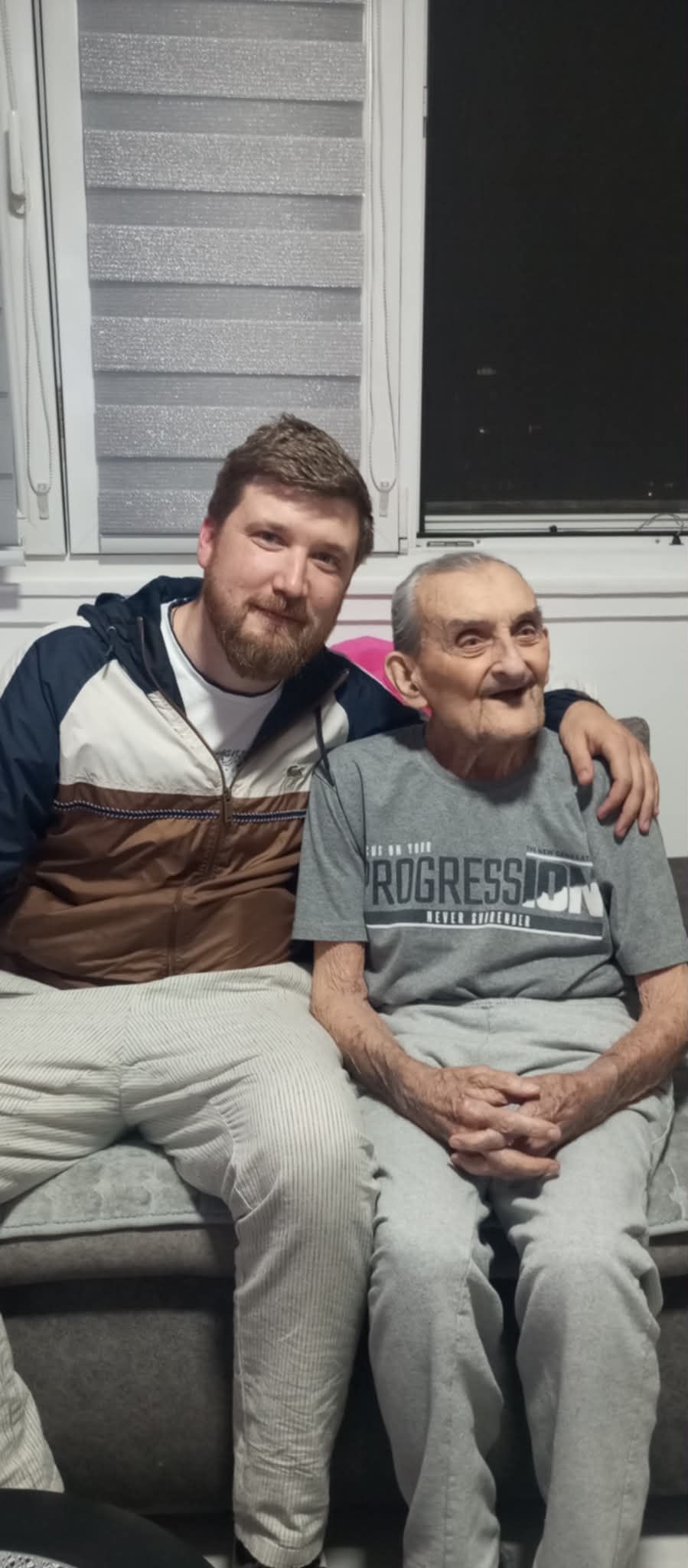 Stefan Đurić sitting beside the elderly Srbinko Drakšan