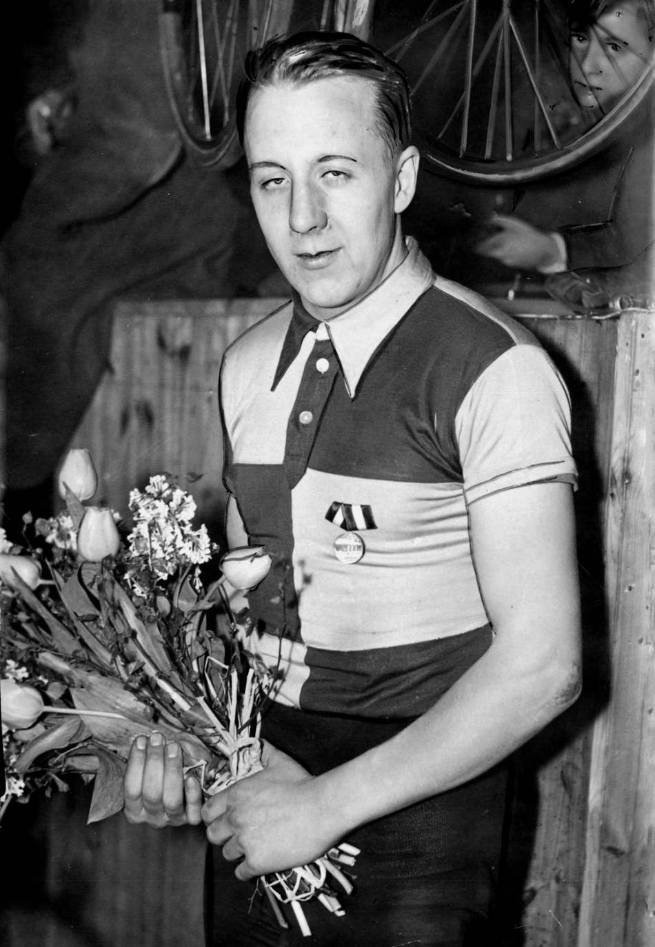 Werner Grundahl holding a bouquet with a medal on his jersey in 1933.