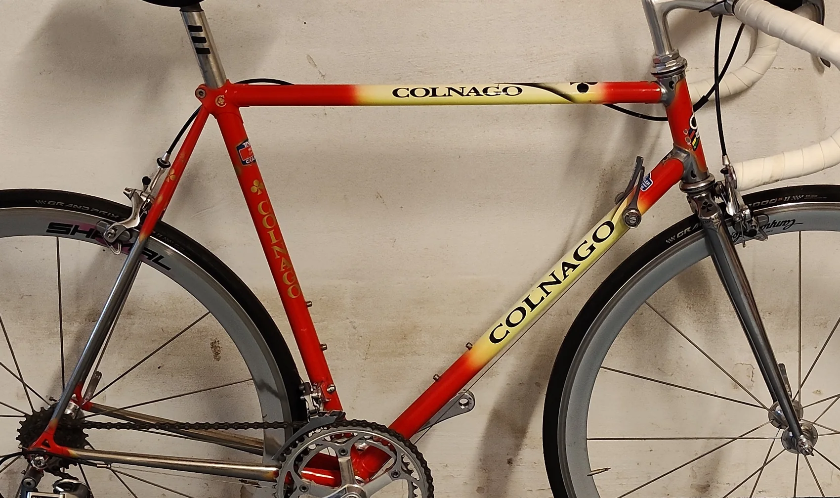 Red and cream paintwork on the Colnago frame