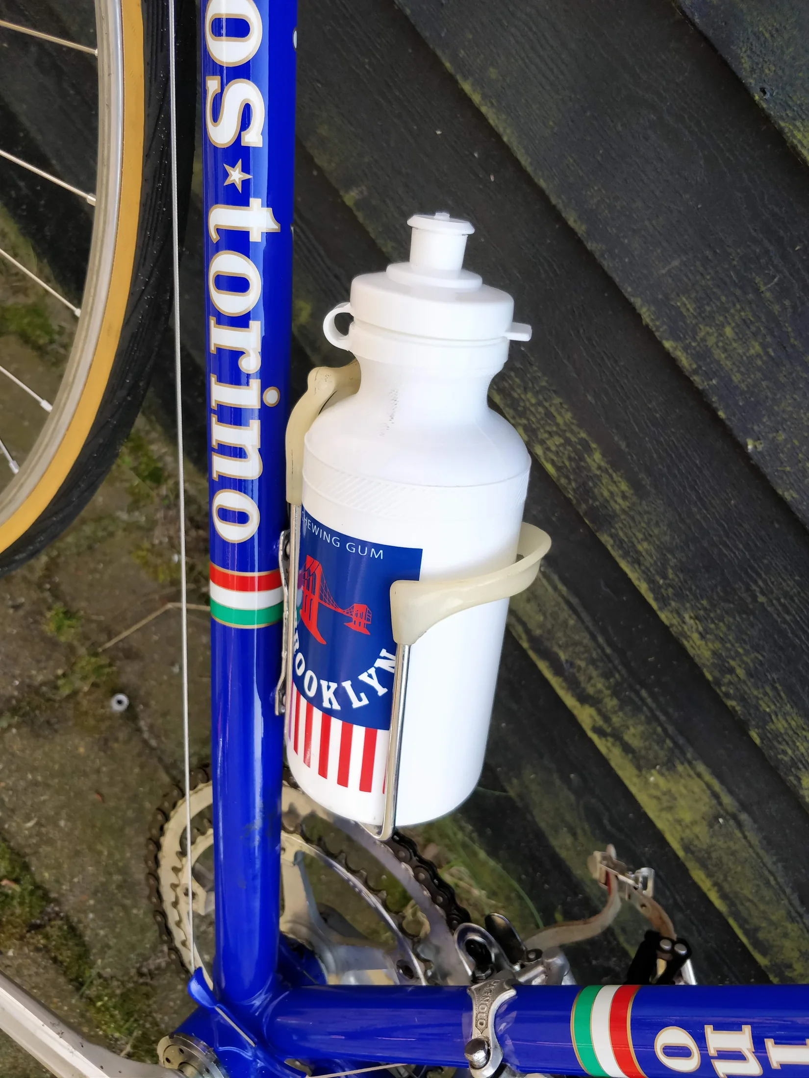 Brooklyn-drikkedunk i REG-flaskeholder på den blå GIOS