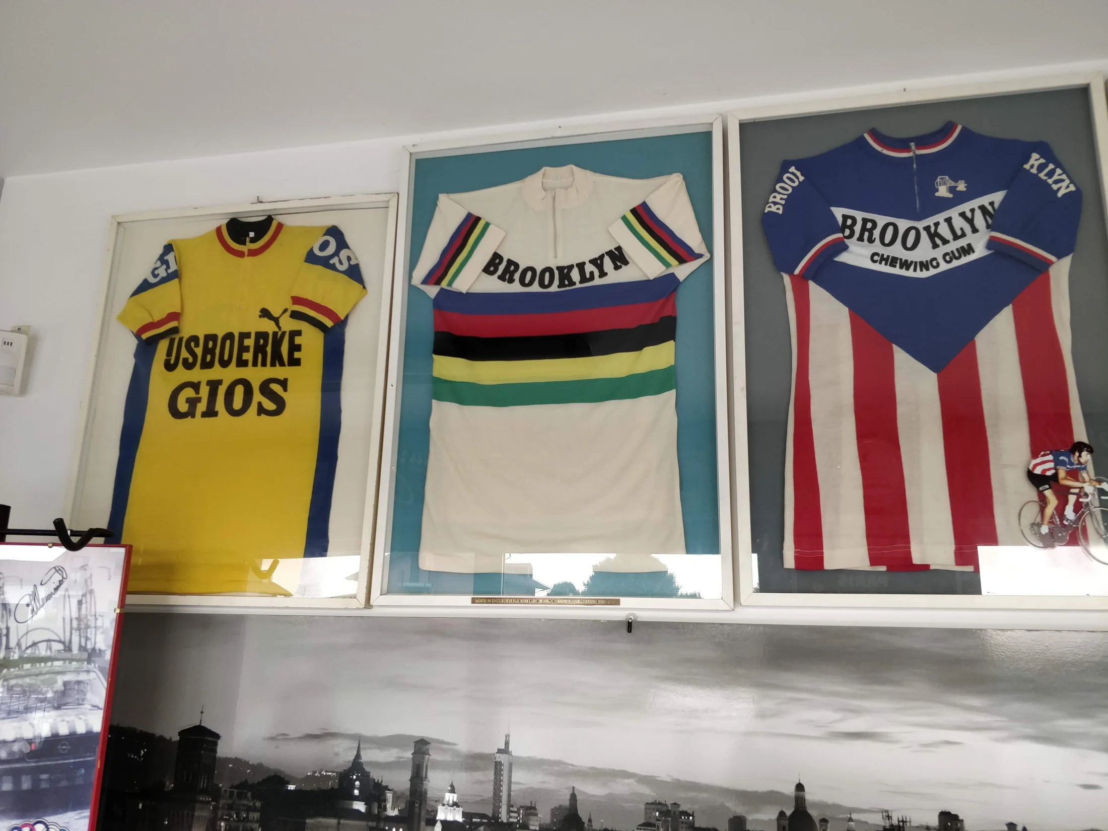 Historiske GIOS- og Brooklyn-cykeltrøjer udstillet hos GIOS i Torino