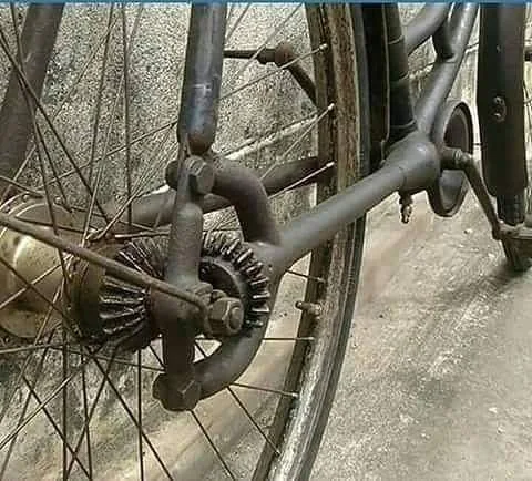 Early mechanical gear system at the rear wheel