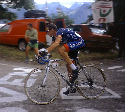 Lance Armstrong climbing Alpe d’Huez in 2001
