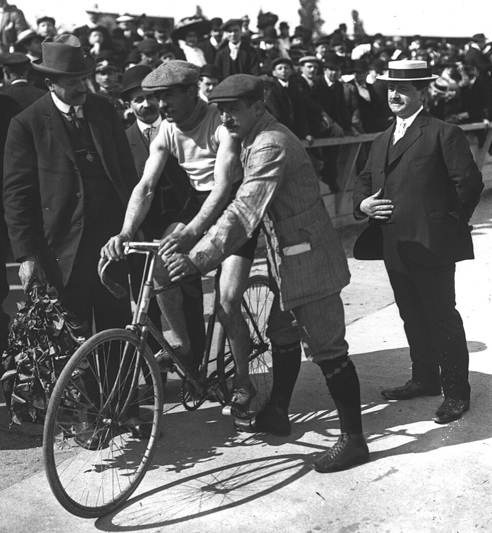 Léon Georget is supported after finishing Bordeaux–Paris in 1910