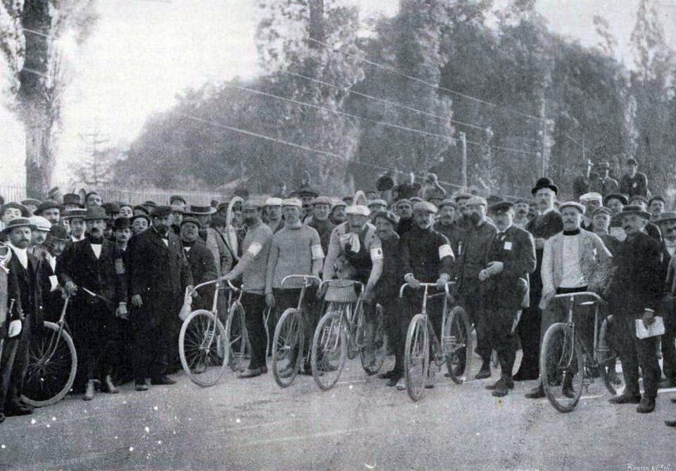 Riders and officials assembled at the start of Bordeaux–Paris in 1897