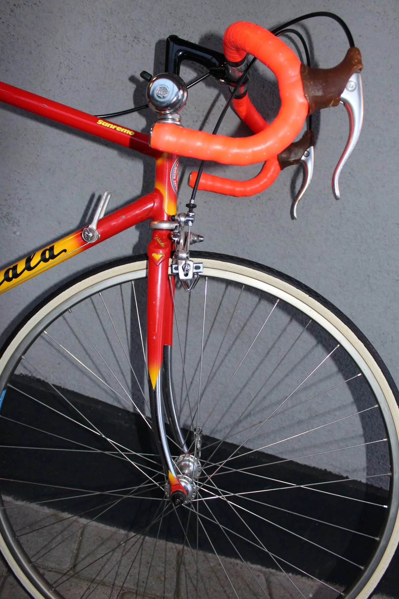 Front wheel, handlebars and head tube of the Atala Sanremo